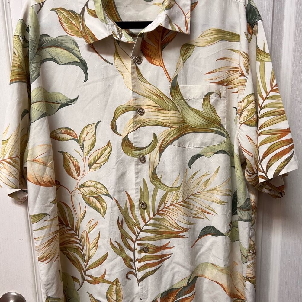 Tommy Bahama Cream Tropical Leaf Print Short Sleeve Button-Up 100% Silk